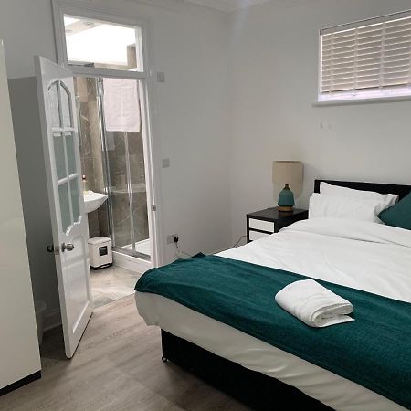 Beautiful All Room En-Suite 4 Bedrooms House , Free Parking, Wifi, Corporate, Contractors, Family Relocation, Contact Us For Long Term Rate イルフォード エクステリア 写真