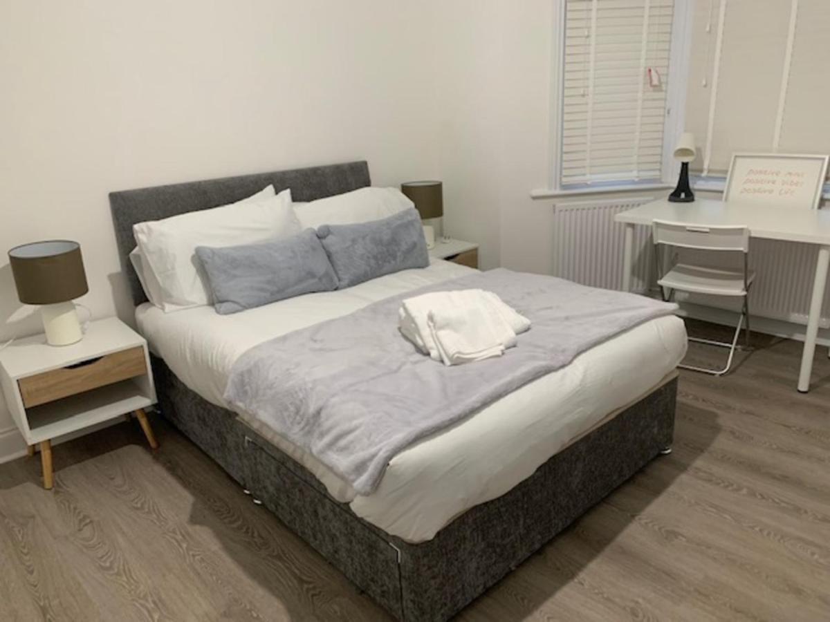Beautiful All Room En-Suite 4 Bedrooms House , Free Parking, Wifi, Corporate, Contractors, Family Relocation, Contact Us For Long Term Rate イルフォード エクステリア 写真
