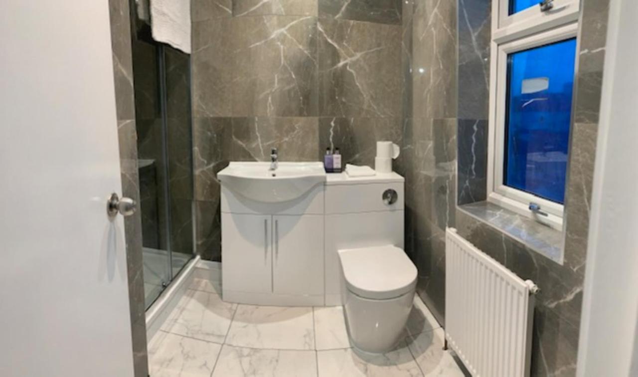 Beautiful All Room En-Suite 4 Bedrooms House , Free Parking, Wifi, Corporate, Contractors, Family Relocation, Contact Us For Long Term Rate イルフォード エクステリア 写真