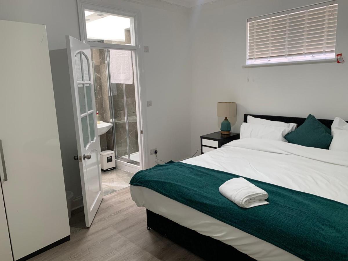 Beautiful All Room En-Suite 4 Bedrooms House , Free Parking, Wifi, Corporate, Contractors, Family Relocation, Contact Us For Long Term Rate イルフォード エクステリア 写真