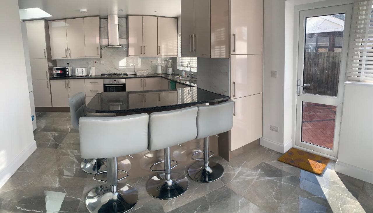 Beautiful All Room En-Suite 4 Bedrooms House , Free Parking, Wifi, Corporate, Contractors, Family Relocation, Contact Us For Long Term Rate イルフォード エクステリア 写真