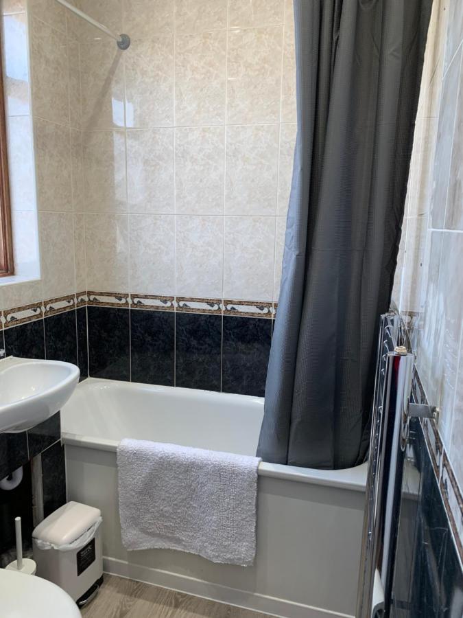 Beautiful All Room En-Suite 4 Bedrooms House , Free Parking, Wifi, Corporate, Contractors, Family Relocation, Contact Us For Long Term Rate イルフォード エクステリア 写真