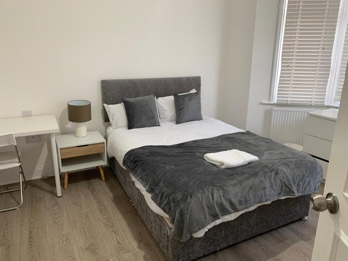 Beautiful All Room En-Suite 4 Bedrooms House , Free Parking, Wifi, Corporate, Contractors, Family Relocation, Contact Us For Long Term Rate イルフォード エクステリア 写真