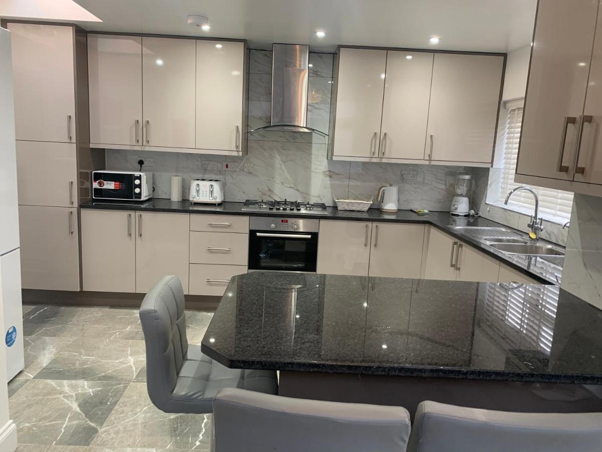 Beautiful All Room En-Suite 4 Bedrooms House , Free Parking, Wifi, Corporate, Contractors, Family Relocation, Contact Us For Long Term Rate イルフォード エクステリア 写真