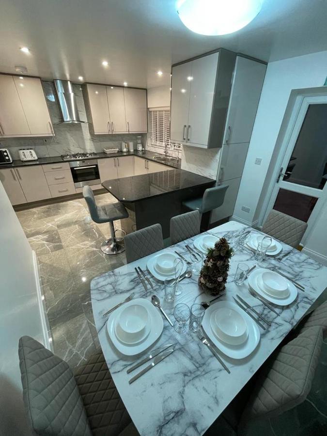 Beautiful All Room En-Suite 4 Bedrooms House , Free Parking, Wifi, Corporate, Contractors, Family Relocation, Contact Us For Long Term Rate イルフォード エクステリア 写真
