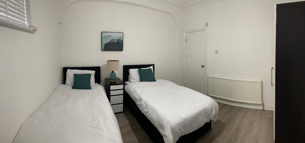 Beautiful All Room En-Suite 4 Bedrooms House , Free Parking, Wifi, Corporate, Contractors, Family Relocation, Contact Us For Long Term Rate イルフォード エクステリア 写真